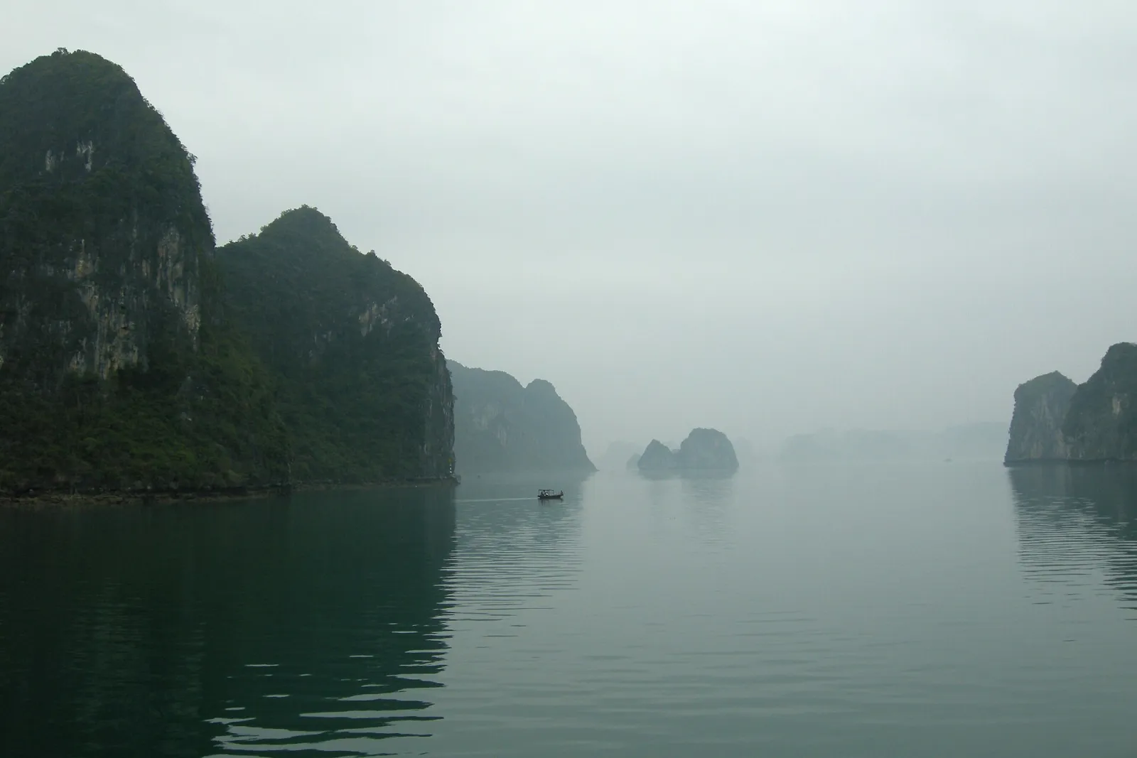 Ha Long Bay Beyond the Crowds: How to Choose a Quieter Cruise