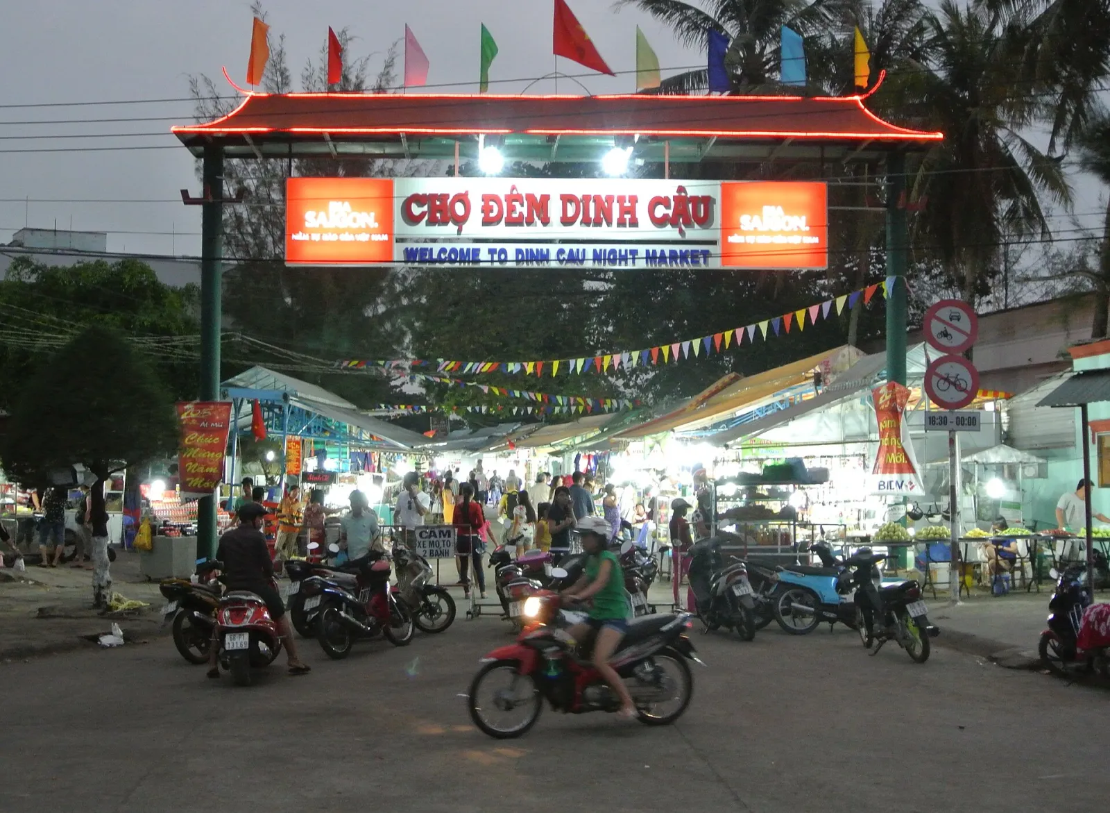 Evening stalls and visitors at the Phu Quoc night market
