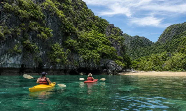 カットバー・ソフトアドベンチャー — 緑の島、ランハー湾、カヤック＆軽いトレッキング