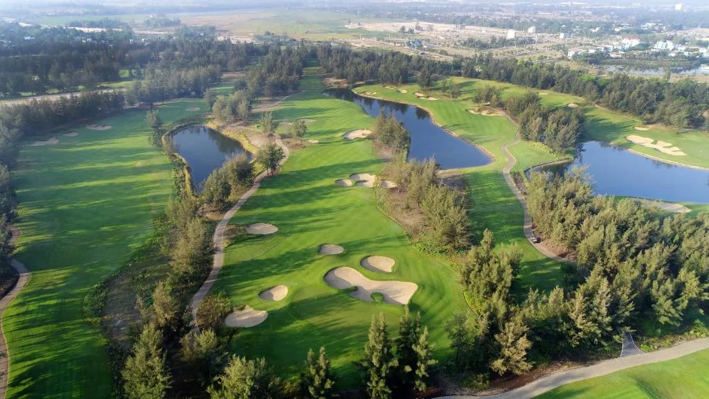 木々とウォーターハザードが見えるMontgomerie Linksの航空写真