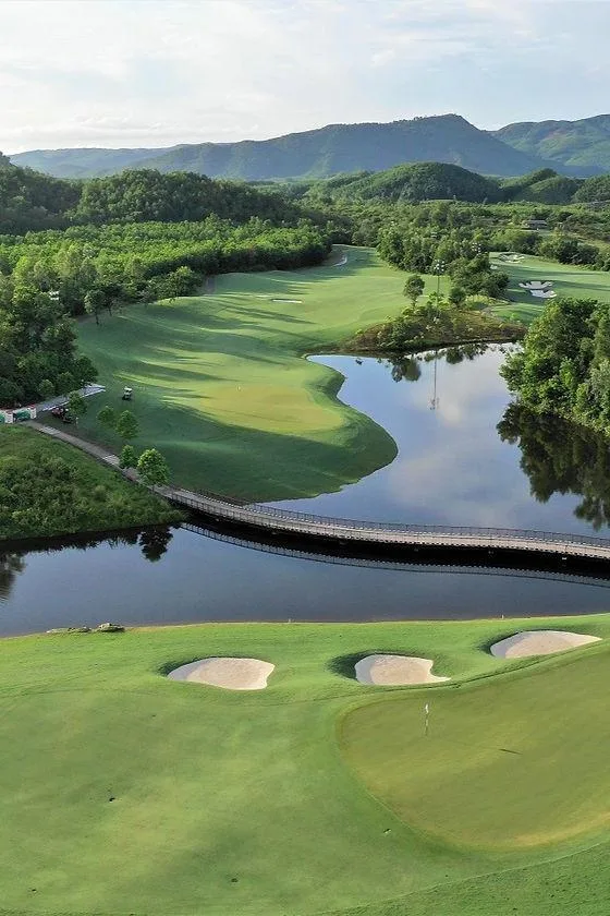 山を背景にしたBa Na Hills Golf Clubのフェアウェイと水面